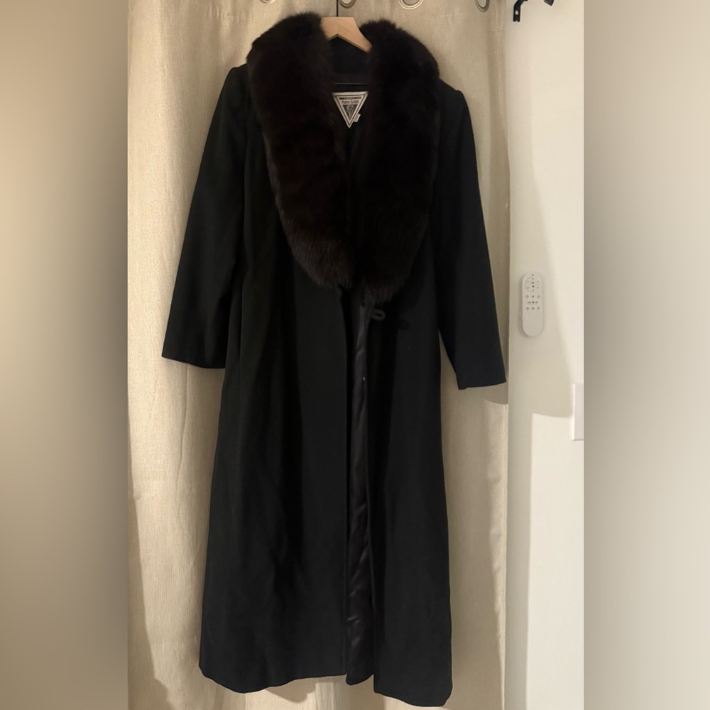 Marvin Richard’s Elegant Black Lambs Wool Coat with Genuine Fox Fur Collar